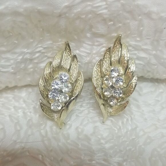 Coro Clip Earrings Rhinestone Center Gold Tone Leaf Clip Earrings Vintage - Picture 3 of 9